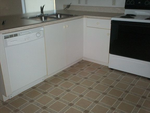 4th image of 628 SE 13th Ave