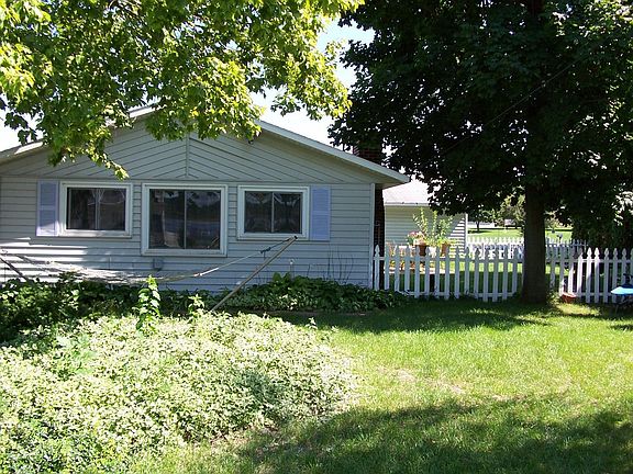 windows facing lakelot