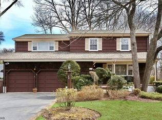 520 Marion Ln, Paramus, NJ 07652