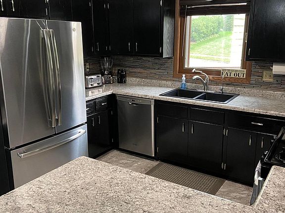4th image of 300 Hillview Cir