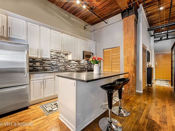 4th image of 550 N Kingsbury St APT 113