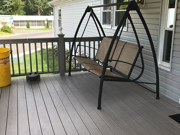 deck - 18'5" X 10'5" (e)