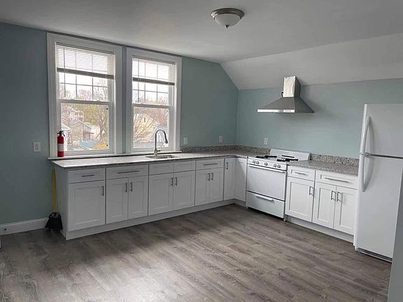 2nd image of 107 Arnold St Floor 3