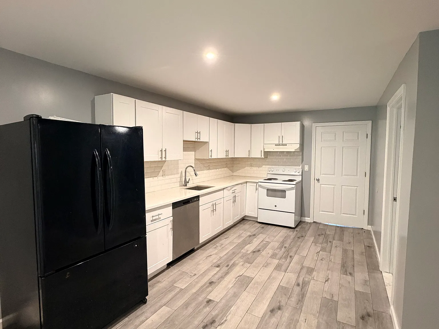3 bed, 950 sqft, $3,000 — Photo 2