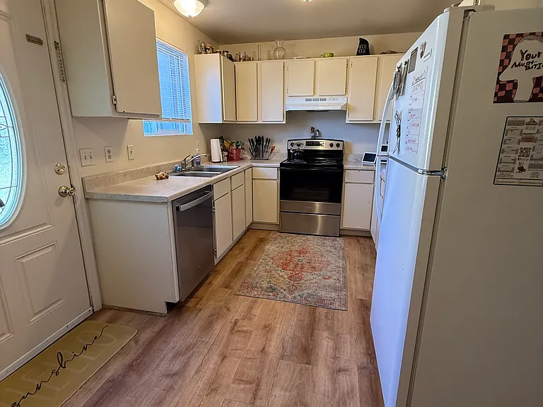 Main Floor:
Kitchen has lots of storage and several new appliances.