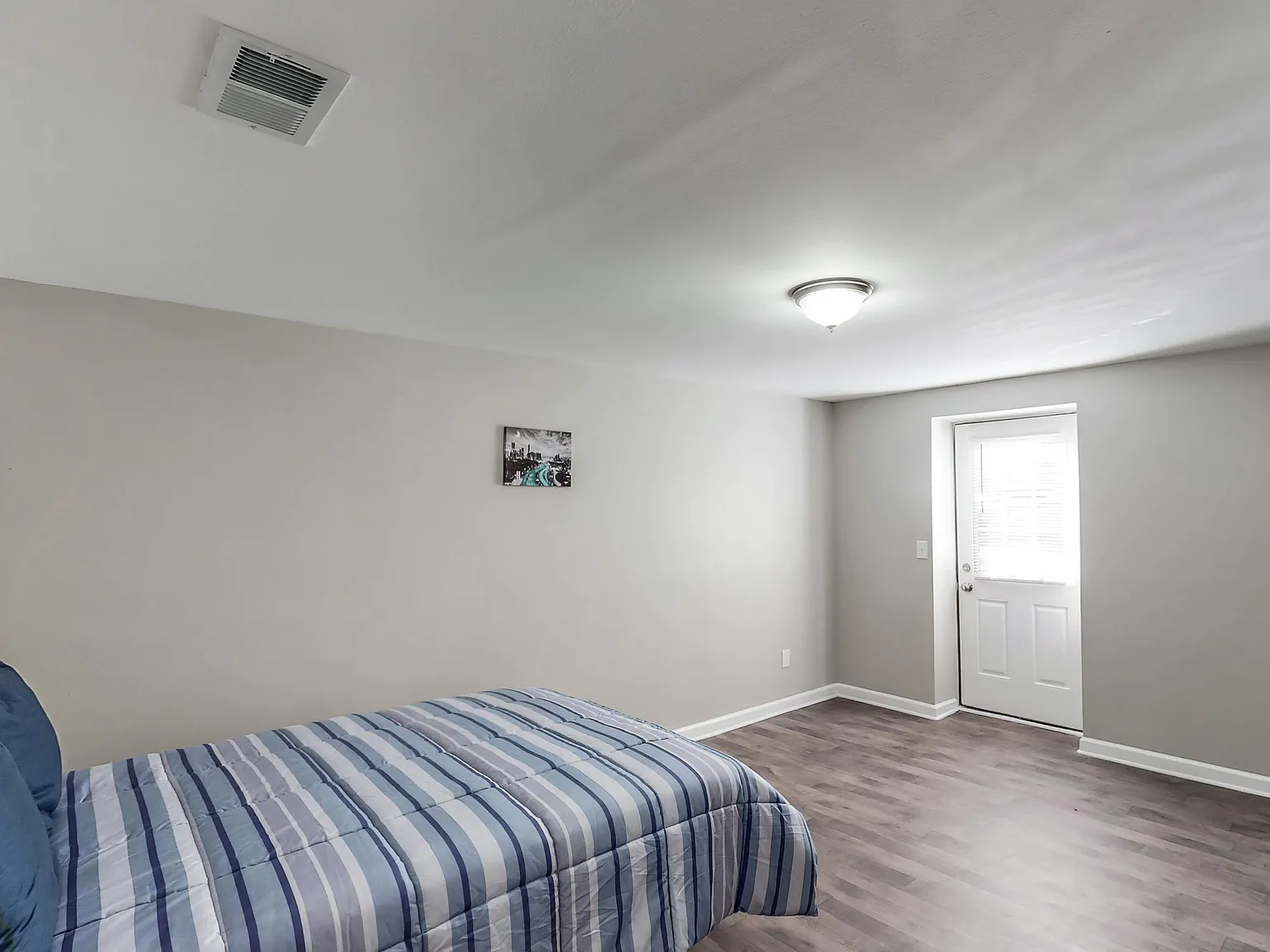 4 bed, 2.0 bath, 900 sqft, $654 — Photo 2