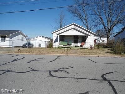 2nd image of 1008 Lyle St