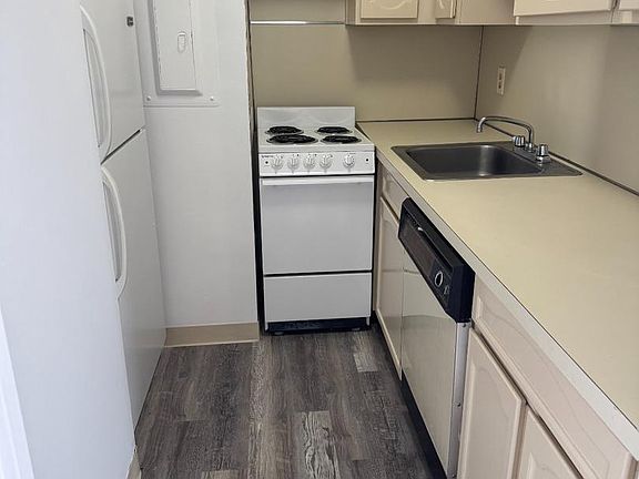 2nd image of 2721 Boardwalk