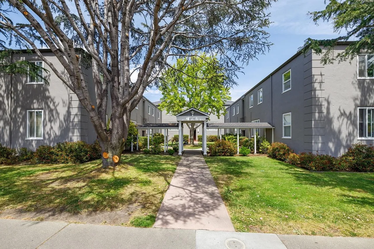 2 bed, 900 sqft, $3,400 — Photo 1