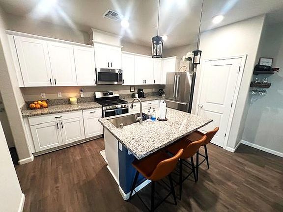 Large Kitchen w/ Bar Counter