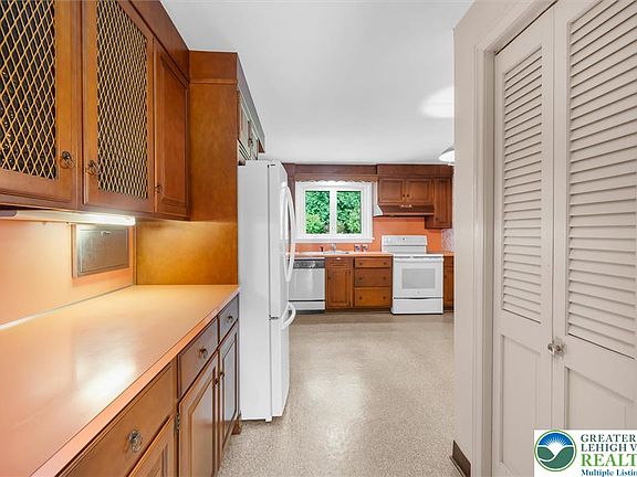 5th image of 243 Flagstone Dr