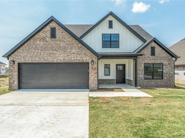 517 S Benchmark Ln, Fayetteville, AR 72704