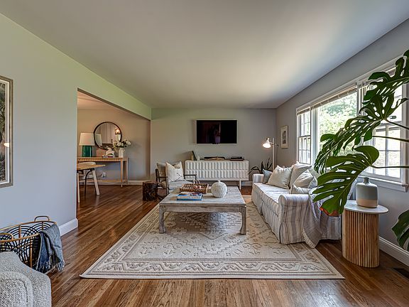 3rd image of 27 Sunset Ave