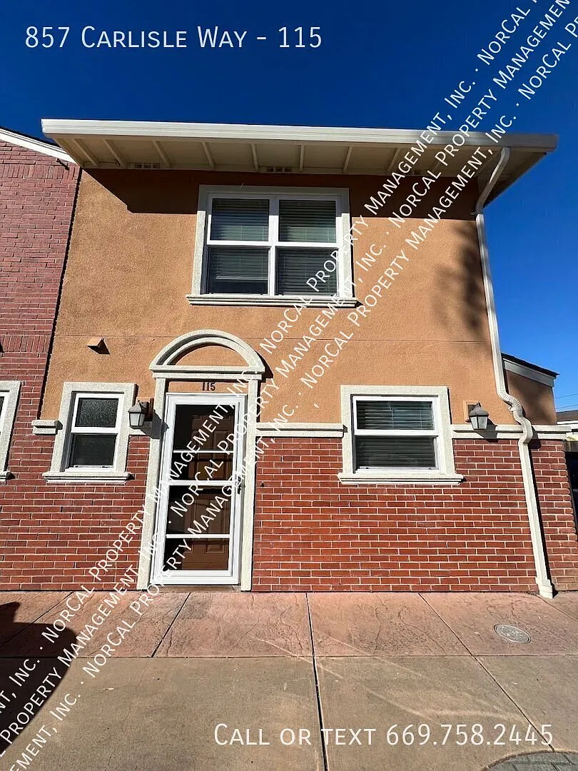 Updated 2BD/2.5/BA Sunnyvale Townhouse - Available Now! — Photo 2