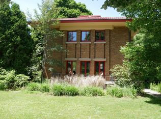 3965 N Harcourt Pl, Shorewood, WI 53211