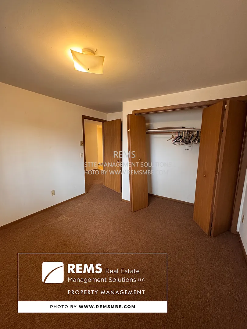 1045 Oak Street — Photo 3