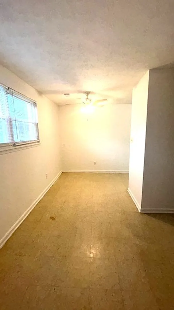 Move In During September And Get Two Weeks Free Rent For Approved Applicants 2 Br Apartment. Lowe... — Photo 3