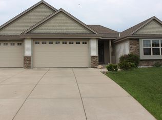 6095 S 39th St, Greenfield, WI 53221