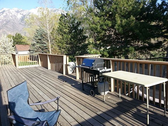 deck xtends entire 1st floor
