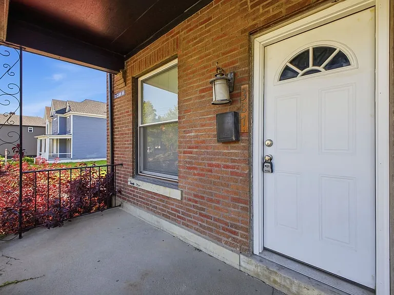 387 Saint Clair Ave — Photo 9
