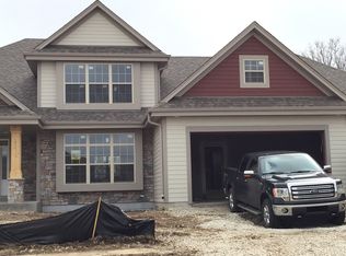 1299 Victoria Ln, Oconomowoc, WI 53066