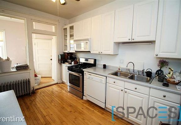 3rd image of 1427 W Rosemont Ave #2E