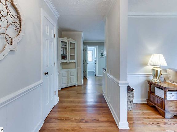 4th image of 221 Yorkshire Dr