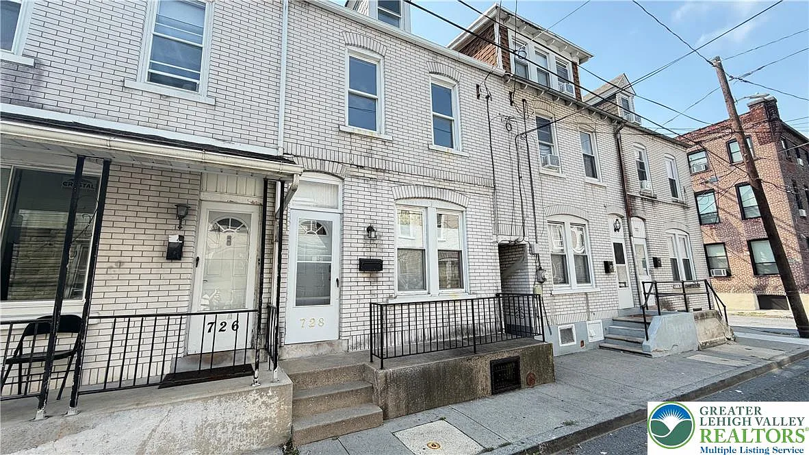 4 bed, 1.5 bath, 1432 sqft, $2,000 — Photo 2
