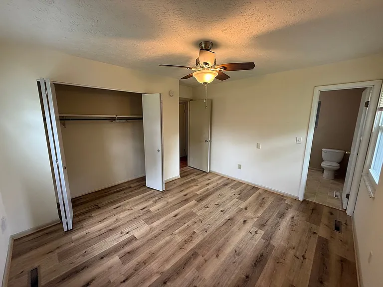 100 Bristol Ct — Photo 12