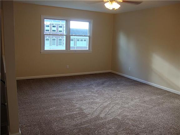 4th image of 301 N Oak St