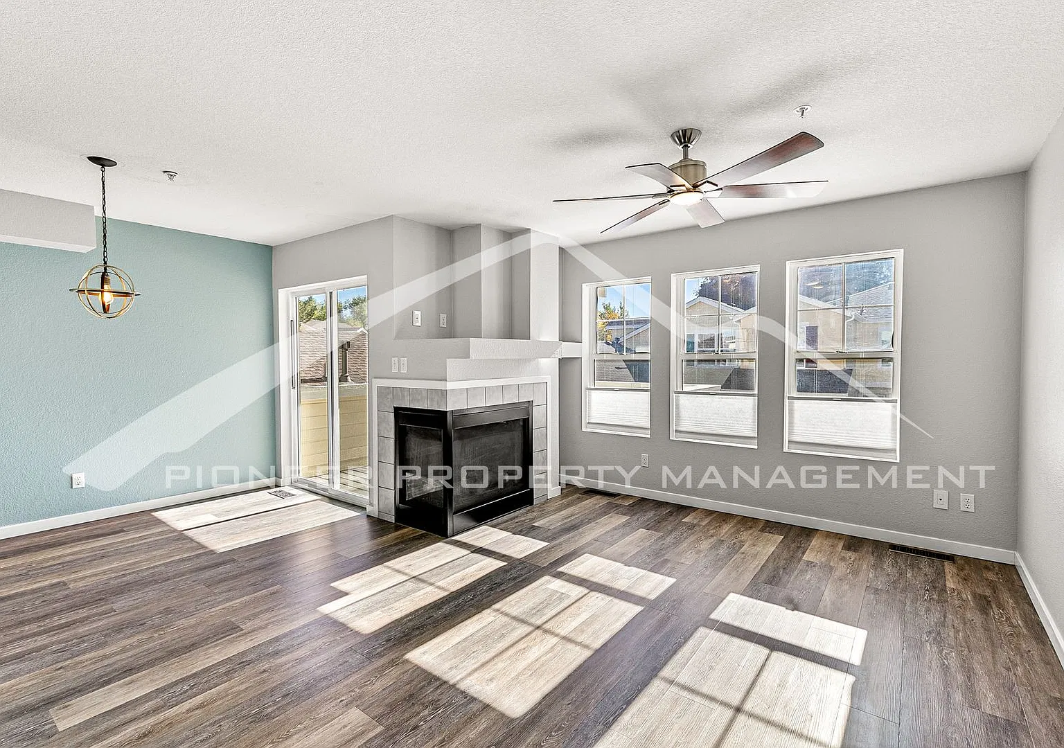 Sunny Boulder Townhome with 2-Car Garage No Snow Shoveling This Winter! — Photo 3