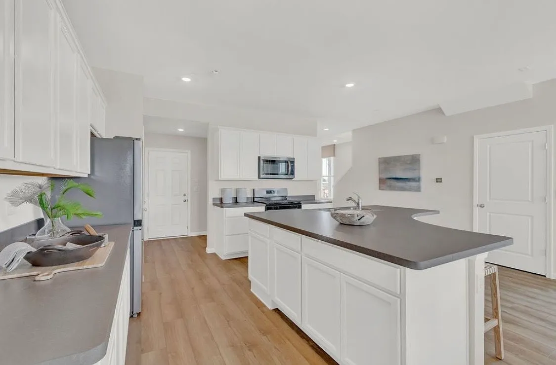 3 bed, 2.5 bath, 1883 sqft, $5,800 — Photo 4
