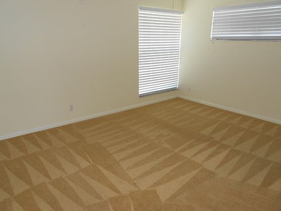 4th image of 574 N Redwood Dr