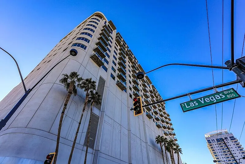 1 bed, 2.0 bath, 1277 sqft, $1,770 — Photo 2