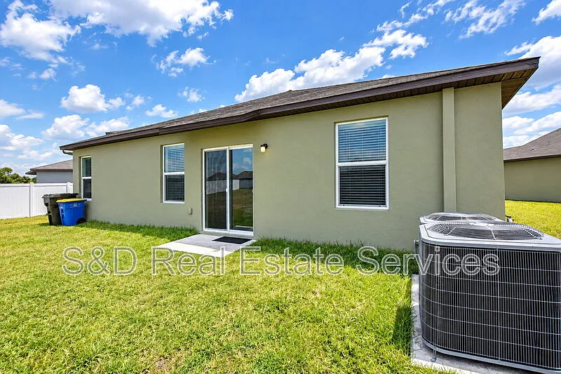 5 bed, 2.5 bath, 2896 sqft, $2,350 — Photo 2