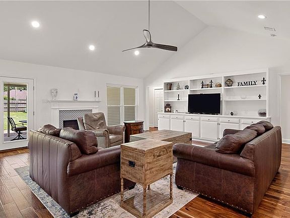 4th image of 309 Evergreen Dr
