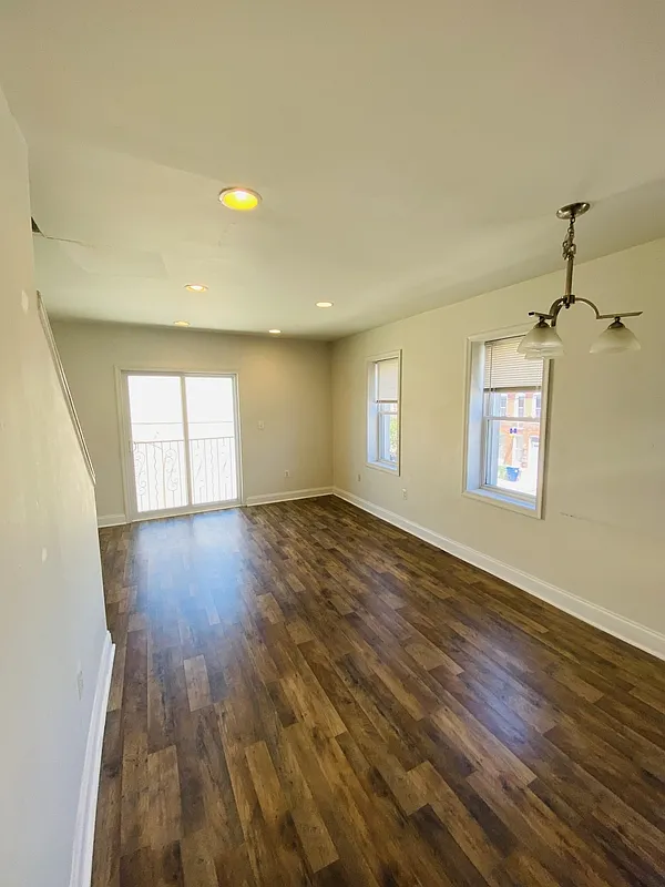 3 bed, 3.0 bath, 1500 sqft, $2,100 — Photo 2