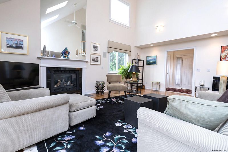 4th image of 30 LOUDONWOOD Drive