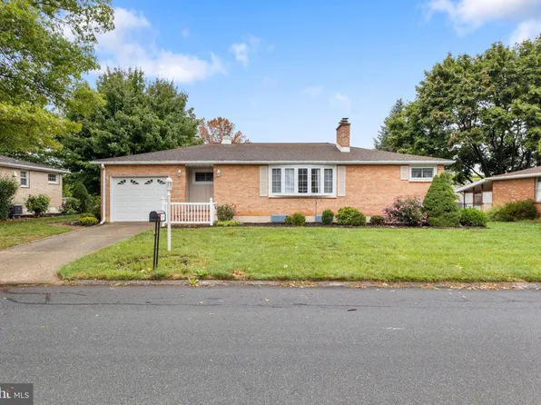 251 Haybrook Dr, York, PA 17406