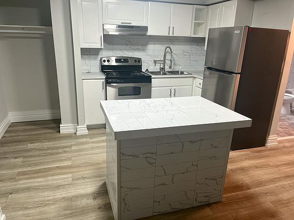 3rd image of 915 Campbell Ave #302
