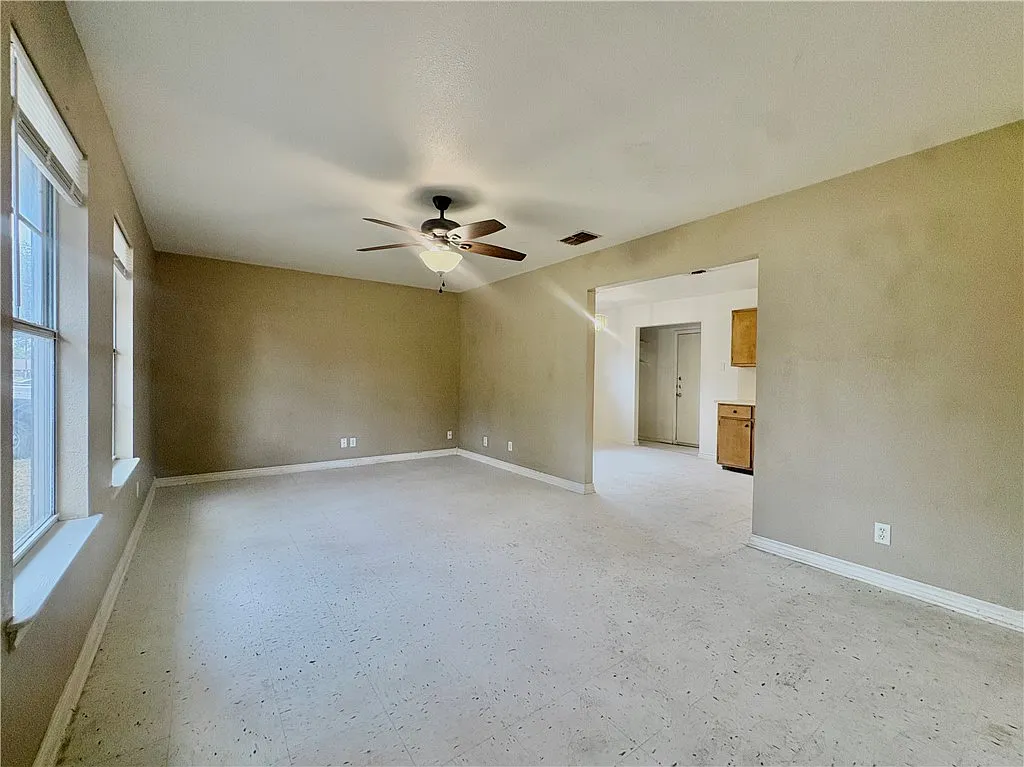 2 bed, 1.0 bath, 882 sqft, $1,200 — Photo 3