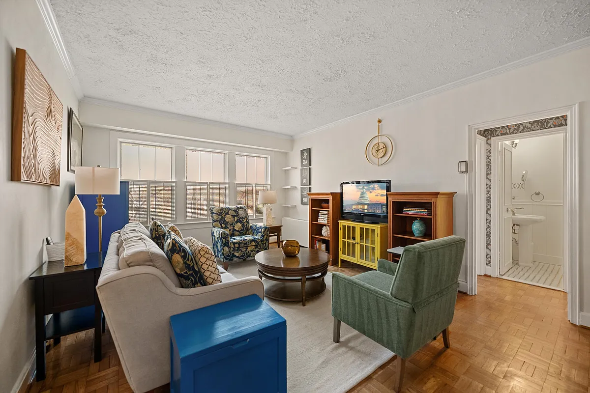 Building Photo - 3901 Cathedral Ave NW #209