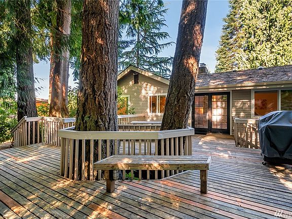 Spacious back deck for entertaining