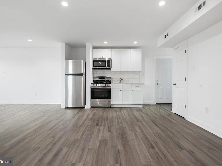 274 S 58th St #F — Photo 3