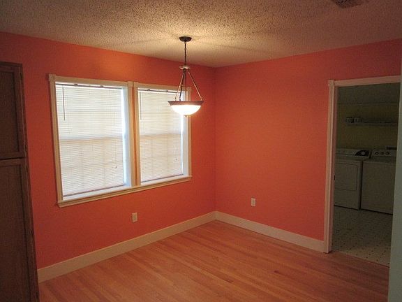 5th image of 902 Blair St