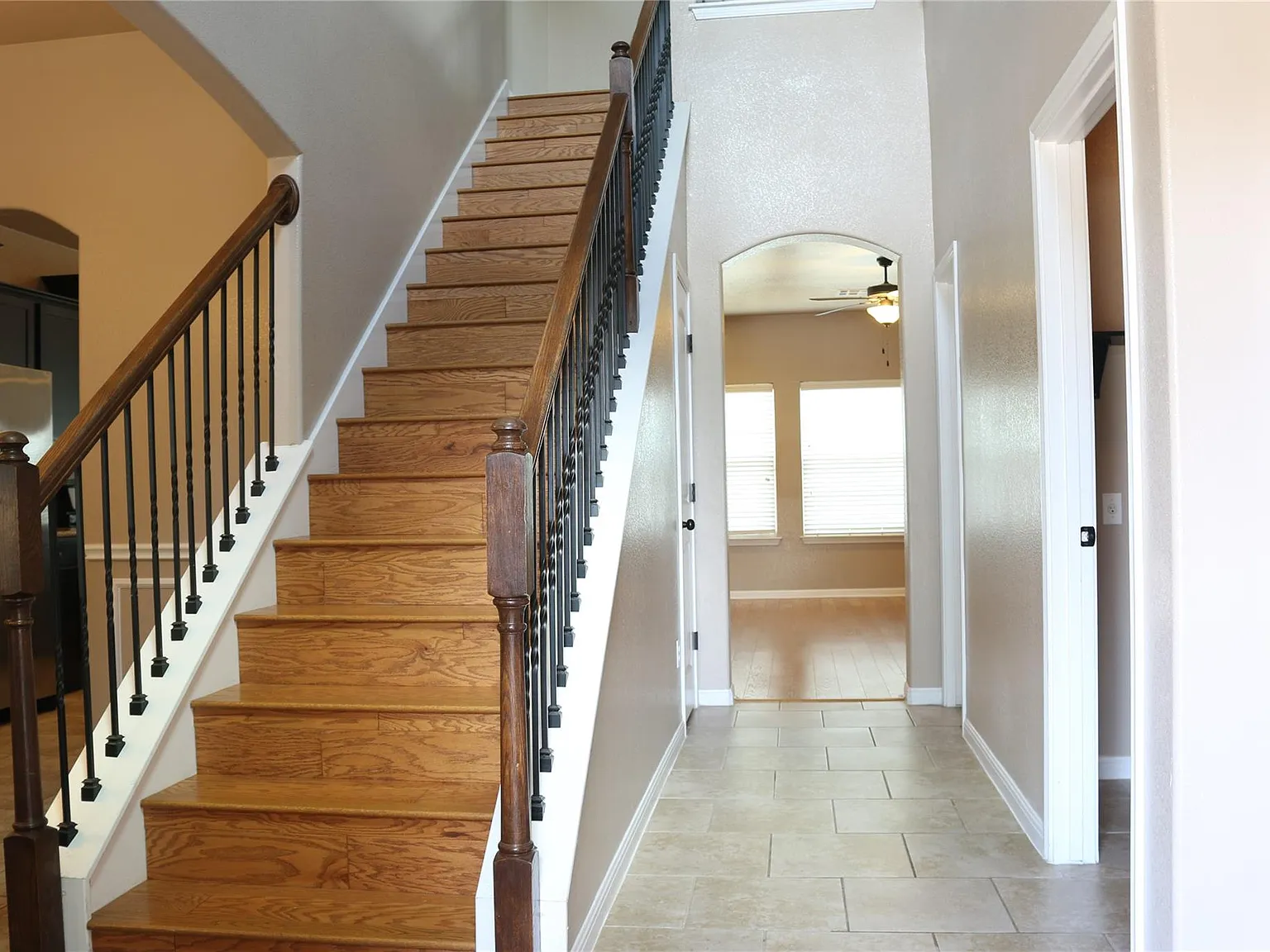 4 bed, 2.5 bath, 2338 sqft, $2,300 — Photo 2