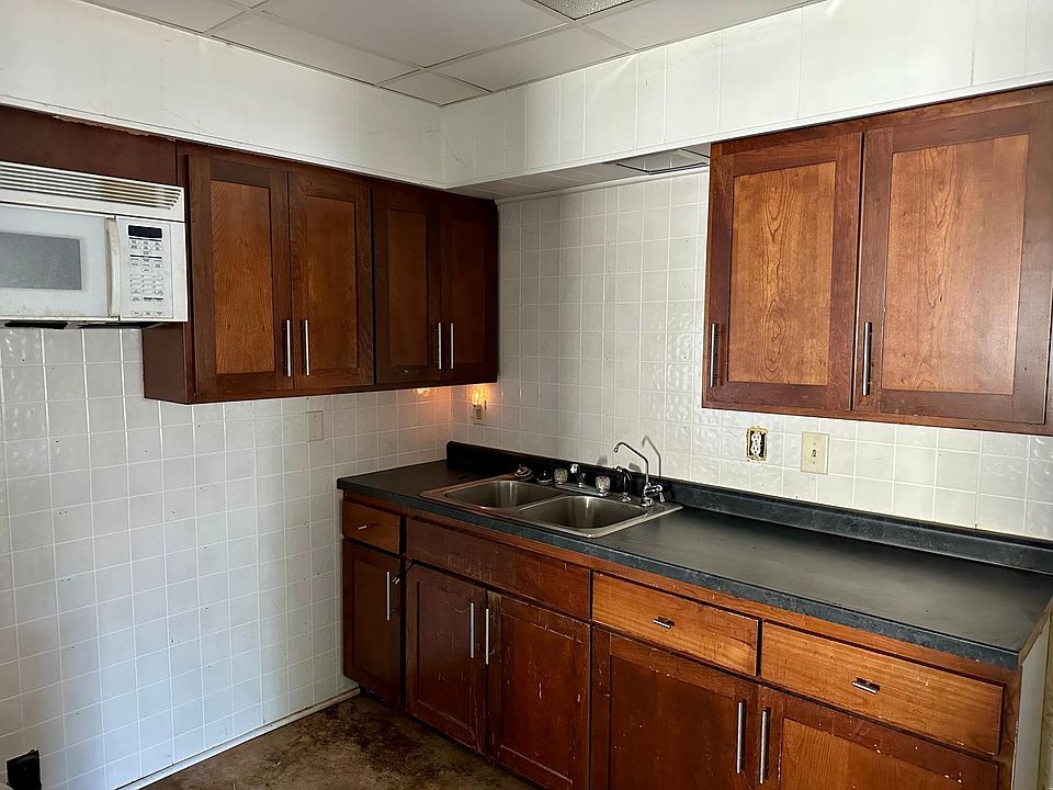 2nd image of 711 E 5th St