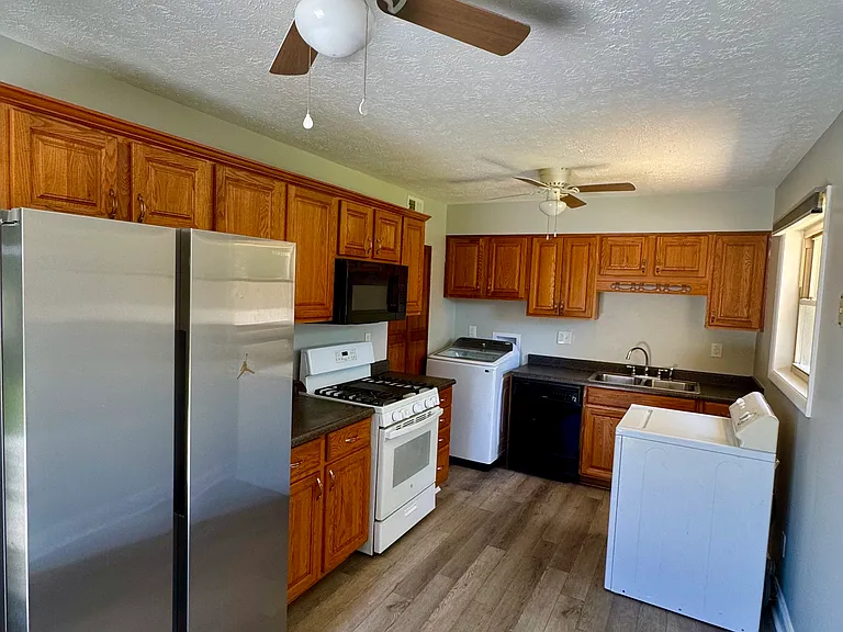 202 Hillside Ln — Photo 2