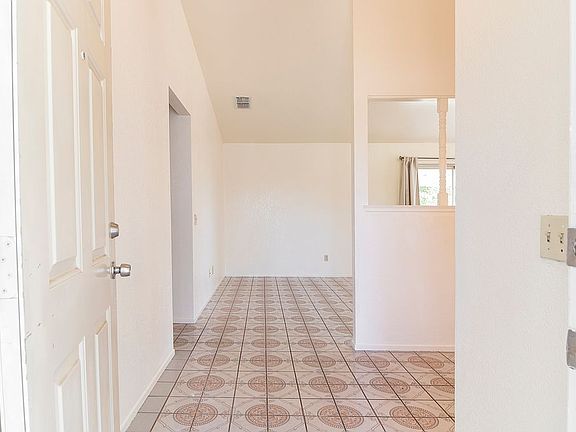 4th image of 38 Burke Ct