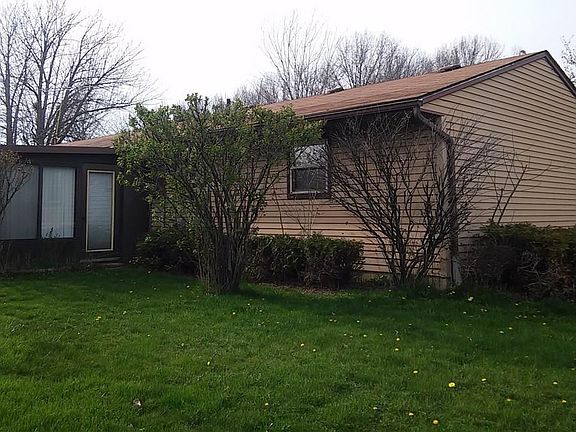 3rd image of 585 Carol Ln